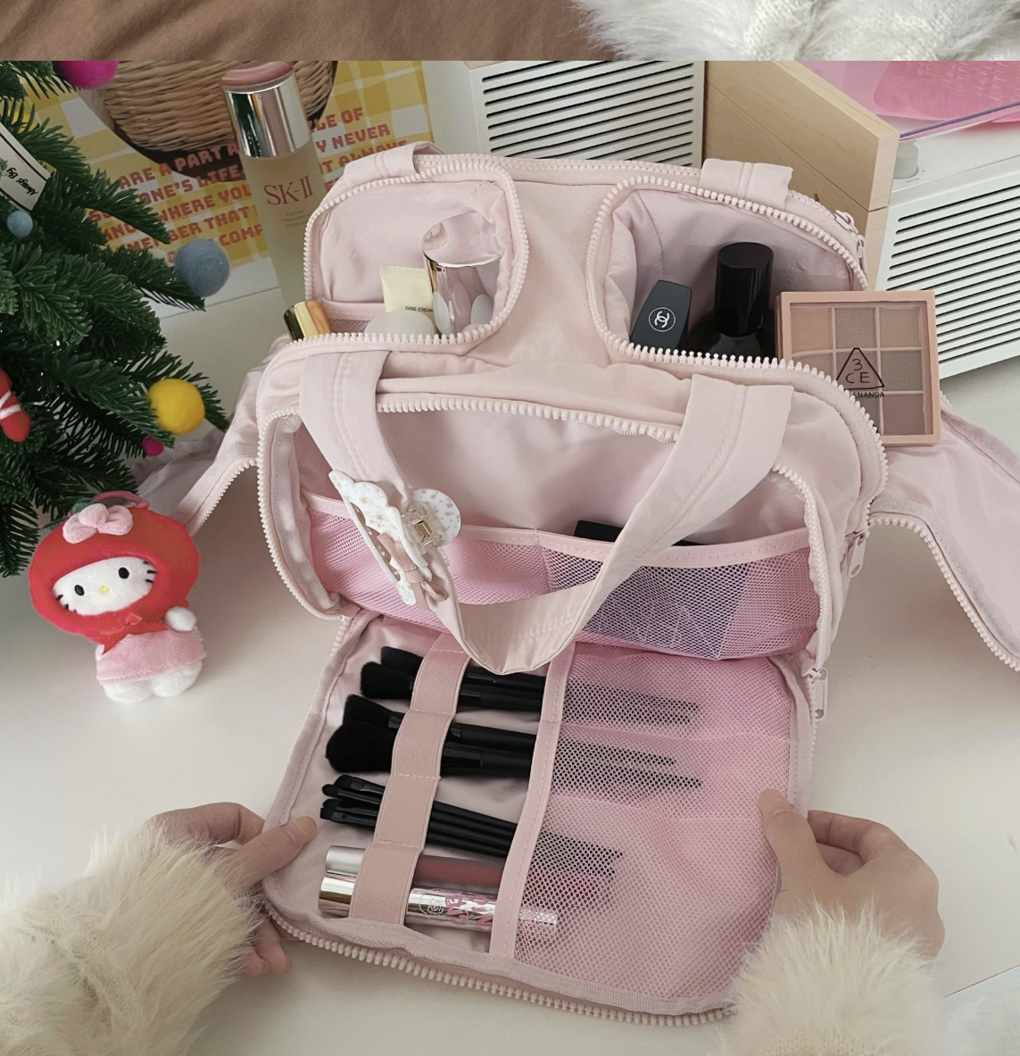 AB-28 תיק איפור רב שכבתי לאחסון קוסמטיקה in light pink polyester with double opening and mesh pockets