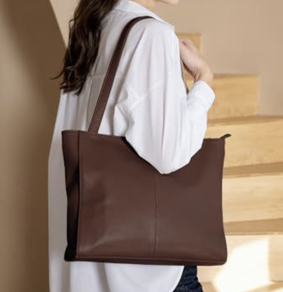 Dropshipping tote bag in black with a single shoulder strap, top grain leather and inner phone pocket